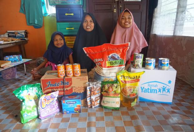 Keluarga Syahira Wirman, Yatim Berprestasi Asal Riau Dapat Bantuan Bahan Pokok