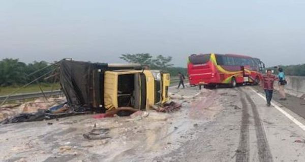 Seorang Warga Riau Jadi Korban Kecelakaan Bus dan Truk di Tol Tebingtinggi
