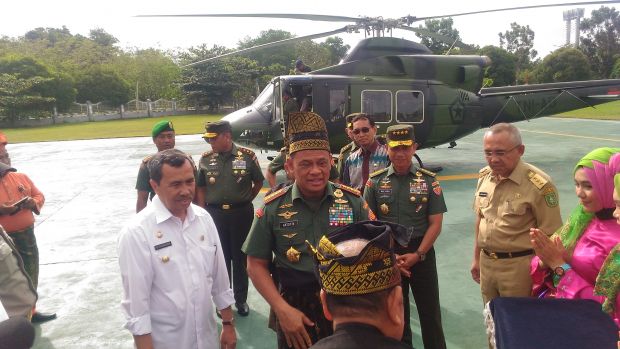 Tiba di Kabupaten Siak, Panglima TNI Jenderal Gatot Nurmantyo Memakai Tanjak