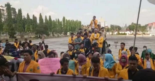 Ratusan Mahasiswa Unilak Unjuk Rasa di Kantor Gubernur Riau, Tuntut Pencairan Bantuan Pendidikan dalam Waktu Sepekan