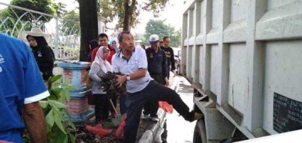 Gubernur Riau Turun Tangan Gotong Royong Bersihkan Sampah di Pusat Kota Pekanbaru