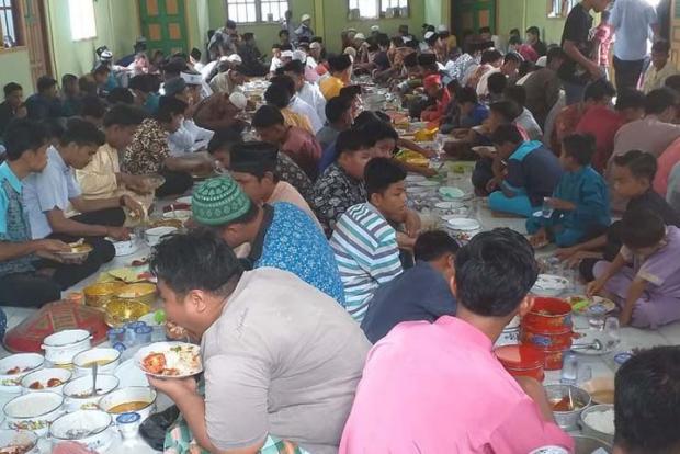 Serunya Tradisi Unik <i>Makan Bajambau</i> Menyambut Ramadan di Kampar