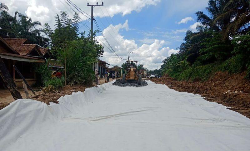 Sempat Viral, Ruas Jalan Lubuk Kandis-Pangkalan Kasai yang Rusak Mulai Diperbaiki