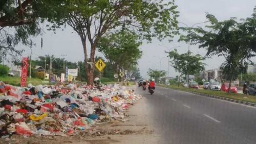 Kontrak PT MIG Diputus, Jalanan Kota Pekanbaru ”Digenangi” Sampah
