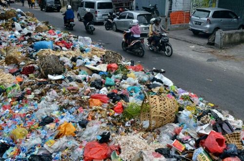 Setengah Badan Jalan Teratai Ujung Pekanbaru ”Lenyap” karena Tertutup Sampah, Ini Potretnya!