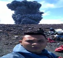 ya-allah-benarbenar-nekat-pendaki-asal-pekanbaru-ini-selfie-dari-dekat-kawah-gunung-saat-marapi