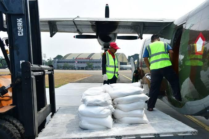 Sejak 14 Juni 2024, Lebih dari 18 Ton Garam Ditabur di Langit Riau agar Hujan Turun Membasahi Hutan dan Lahan