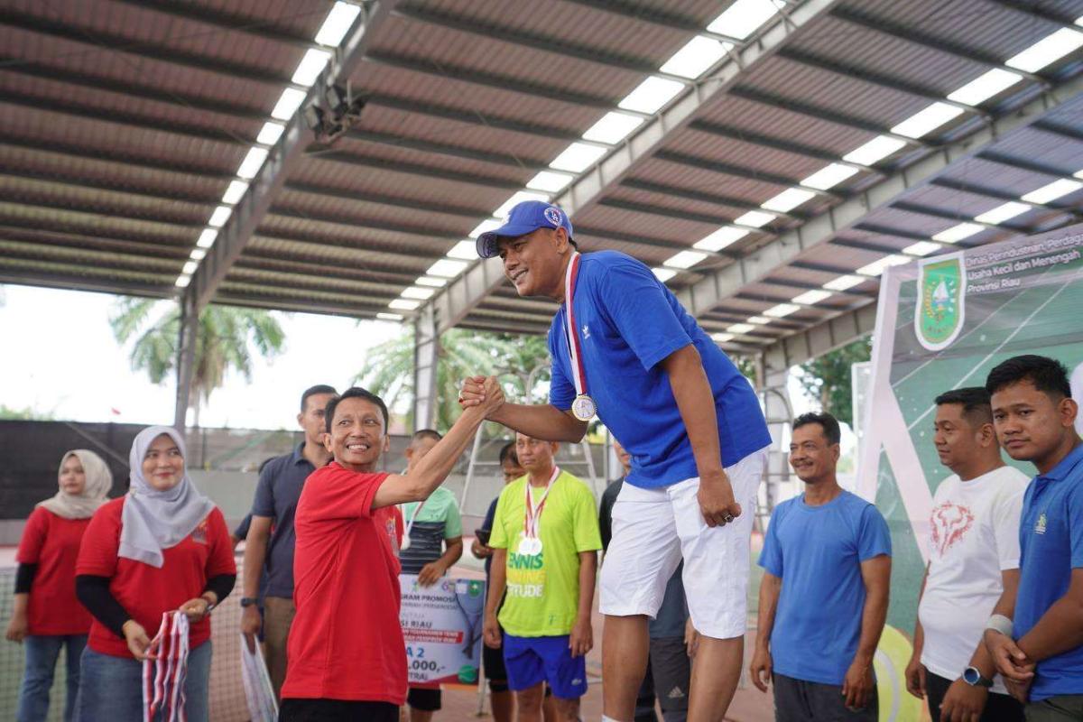 <b>Penjabat Sekdaprov Riau Sampaikan Apresiasi Terhadap Suksesnya Turnamen Tenis Antar Instansi</b>