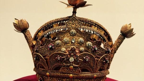 <b>Sejarah! Mahkota-Pedang Sultan Syarif Kasim II Mejeng di Kenduri Melayu Serumpun</b>