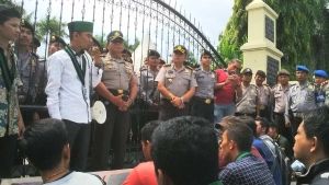 Mahasiswa Unjuk Rasa di Mapolda Riau Minta SP3 terhadap 15 Perusahaan Terguga Pembakar Lahan Dicabut