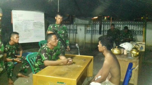 Anggota TNI Salo Tangkap Tangan Seorang Pria Sedang Bakar Lahan Gambut di Kampar