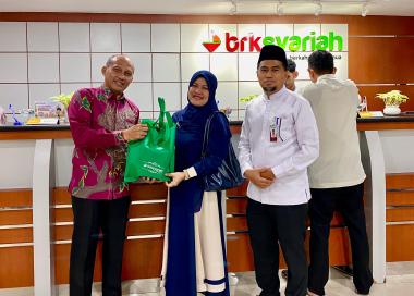 bbukan-hanya-cendera-mata-brk-syariah-dengarkan-curhat-nasabah-di-hari-pelanggan-nasionalb