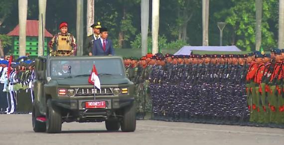 <b>Puncak Perayaan HUT ke-79 TNI di Monas, Jokowi Berterimakasih kepada Prabowo Subianto</b>