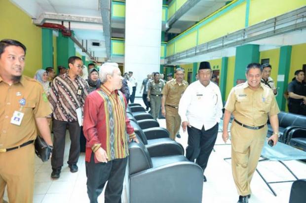 Plt Gubernur Riau Dampingi Tim Kementerian Cek Ruang dan Sarana Asrama Haji Antara