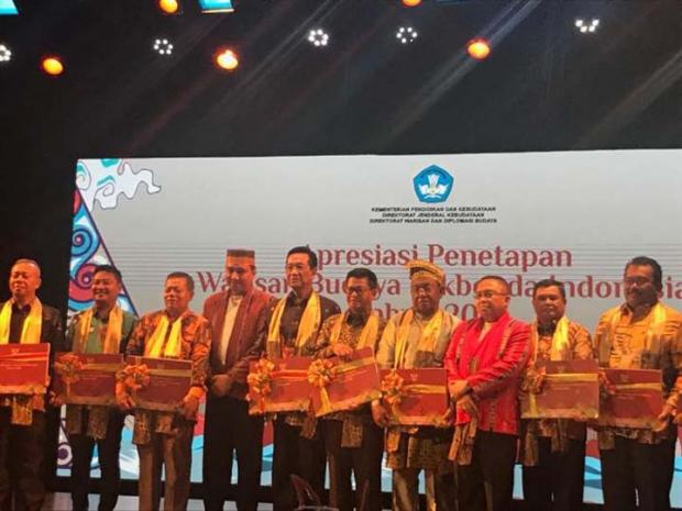 Plt Gubernur Riau Terima Sertifikat WBTB dari Mendikbud