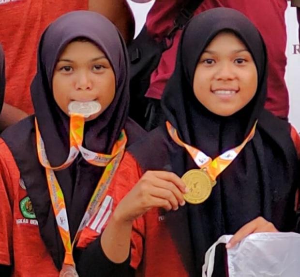 Si Kembar Siswa SMPN 7 Bengkalis Bikin Sensasi di Kejurprov IV Panahan Riau