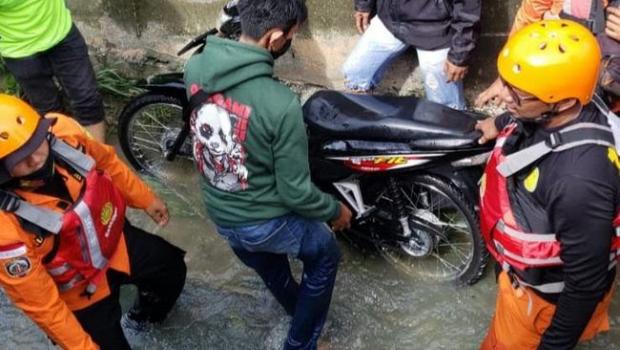 Pemotor di Riau Jatuh ke Parit Lalu Terseret 300 Metet saat Hujan Deras