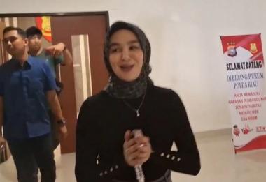 bpemeriksaan-saksi-terkait-kasus-sppd-fiktif-di-setwan-riau-artis-hana-hanifah-muncul-di-poldab