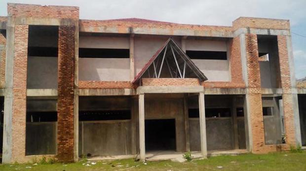 Gedung Sumbangan Pemerintah Aceh di Kecamatan Tampan Pekanbaru Terbengkalai Sejak Akhir 2014, Dinding Bagian Luar Rawan Roboh