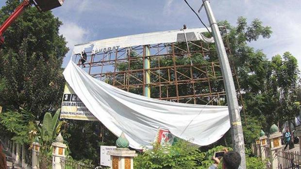 Di Pekanbaru, Sejumlah Caleg Bandel Terus-menerus Nekat Pasang APK di Lokasi Terlarang