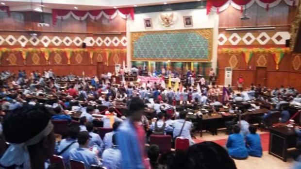 Ribuan Mahasiswa Kuasai Gedung DPRD Riau dan Gelar Sidang Rakyat di Ruang Paripurna lalu ”Sahkan” Penurunan Pajak Pertalite