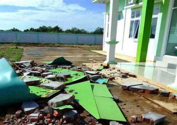 Bangunan KUA Pulau Merbau di Kepulauan Meranti Rusak Dihantam Angin Kencang