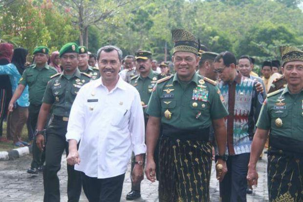 Senyum Syamsuar Sambut Kedatangan Panglima TNI, ”Luka” bagi Penghulu Kampung Kabupaten Siak, Kenapa?