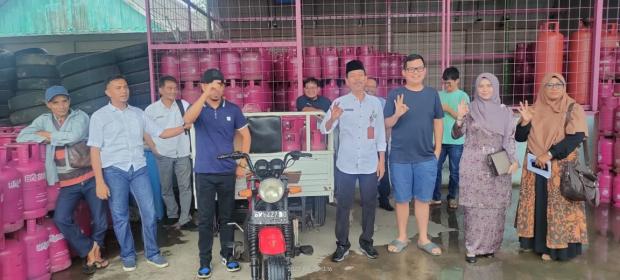 Pastikan Masyarakat Kurang Mampu Dapatkan Gas LPG Isi 3 Kg, Tim Satgas Pangan Disdagperin Lakukan Sidak