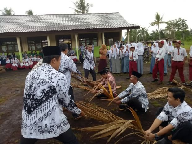 Meriahkan Peringatan Hardiknas 2017, Sekolah Satu Atap di Kampung Teluklanus Kabupaten Siak Helat Lomba Tarik Upih