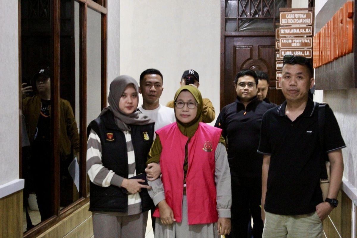 <b>Diburu Aparat 8 Tahun, Eks <i>Teller</i> Bank BUMN Terpidana Korupsi Rp2 Miliar Endang Pristiwati Ditangkap, Sempat Ganti Identitas</b>