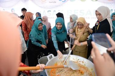 bketua-tp-pkk-riau-henny-sasmita-wahid-ikut-masak-besar-mi-sagu-di-balai-pelangi-begini