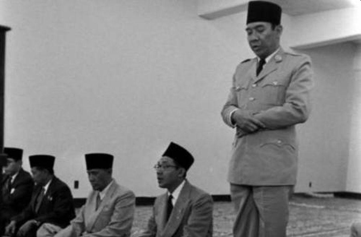 <b>Kisah Idul Adha Berdarah 1962, Penembak Melihat Soekarno Terbelah Jadi Dua saat Sholat Id</b>