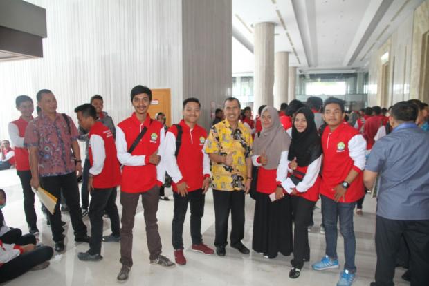 Hadiri Pelepasan 5000 Mahasiswa Kuliah Kerja Nyata Universitas Riau, Syamsuar Jadi Rebutan Mahasiswa
