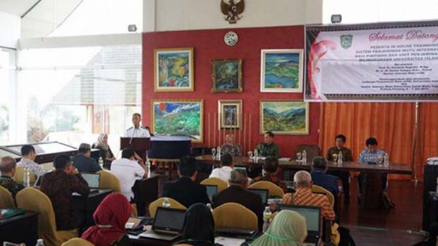Rektor Syafrinaldi Buka Training SPMI, KJM UGM Berpesan UIR Harus Bangun Sistem agar Mutu Bertahan