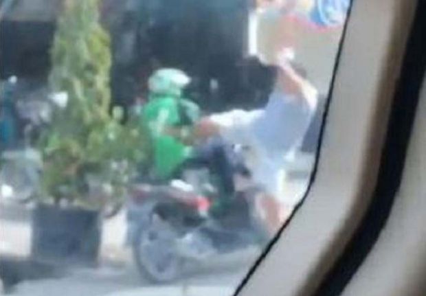 Brutal! Pengendara Ojol Ditendang hingga Terjungkal dari Motornya oleh Pria Bermobil di Pekanbaru, Korban Juga Diancam Tembak