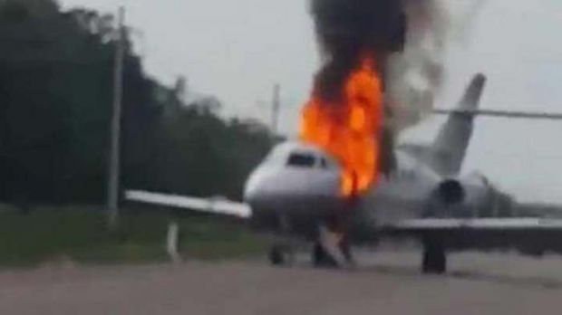 Diduga Gagal Pindahkan Narkoba, Anggota Sindikat Mengamuk lalu Bakar Pesawat yang Baru Mendarat