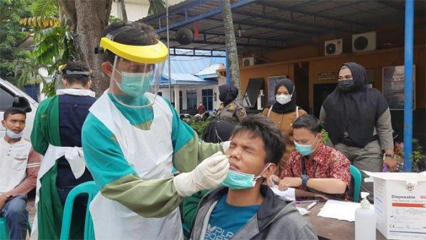 Sedang Asyik di Koro-Koro Pekanbaru, Puluhan Warga Terjaring Razia Prokes dan Langsung Jalani <i>Swab Test</i>