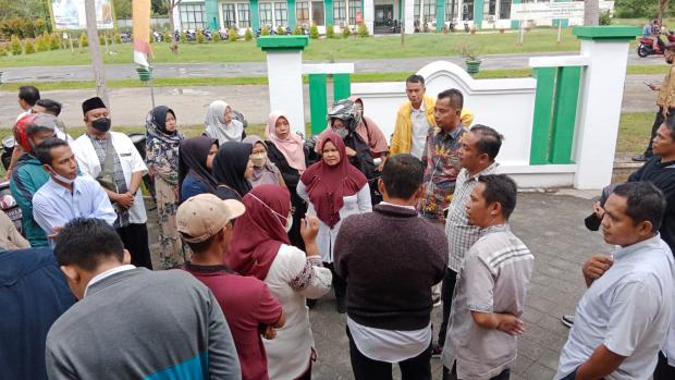 SK Guru PPPK di Kepulauan Meranti tak Kunjung Diterbitkan, Massa Datangi DPRD dan Akhirnya Dapat Solusi