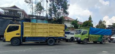 bberiringan-lewat-jalan-lintas-bono-pelalawan-dua-truk-bermuatan-kayu-tanpa-dokumen-diamankan
