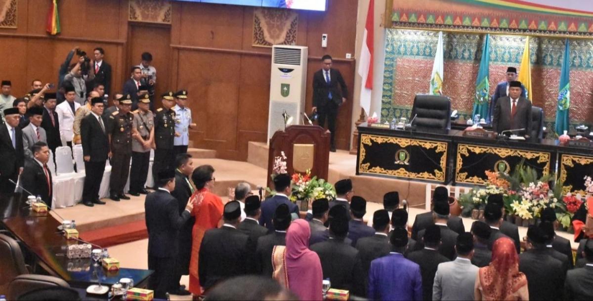 <b>65 Anggota Dewan Riau Resmi Dilantik, Pembacaan Sumpah Dipimpin Wakil Ketua Pengadilan Tinggi Riau</b>