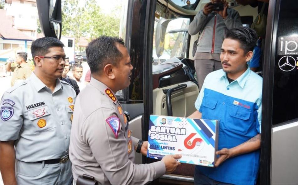 <b>Jelang Peringatan Hari Lalu Lintas Bhayangkara, Ditlantas Polda Riau Gelar Sejumlah Kegiatan Sosial</b>