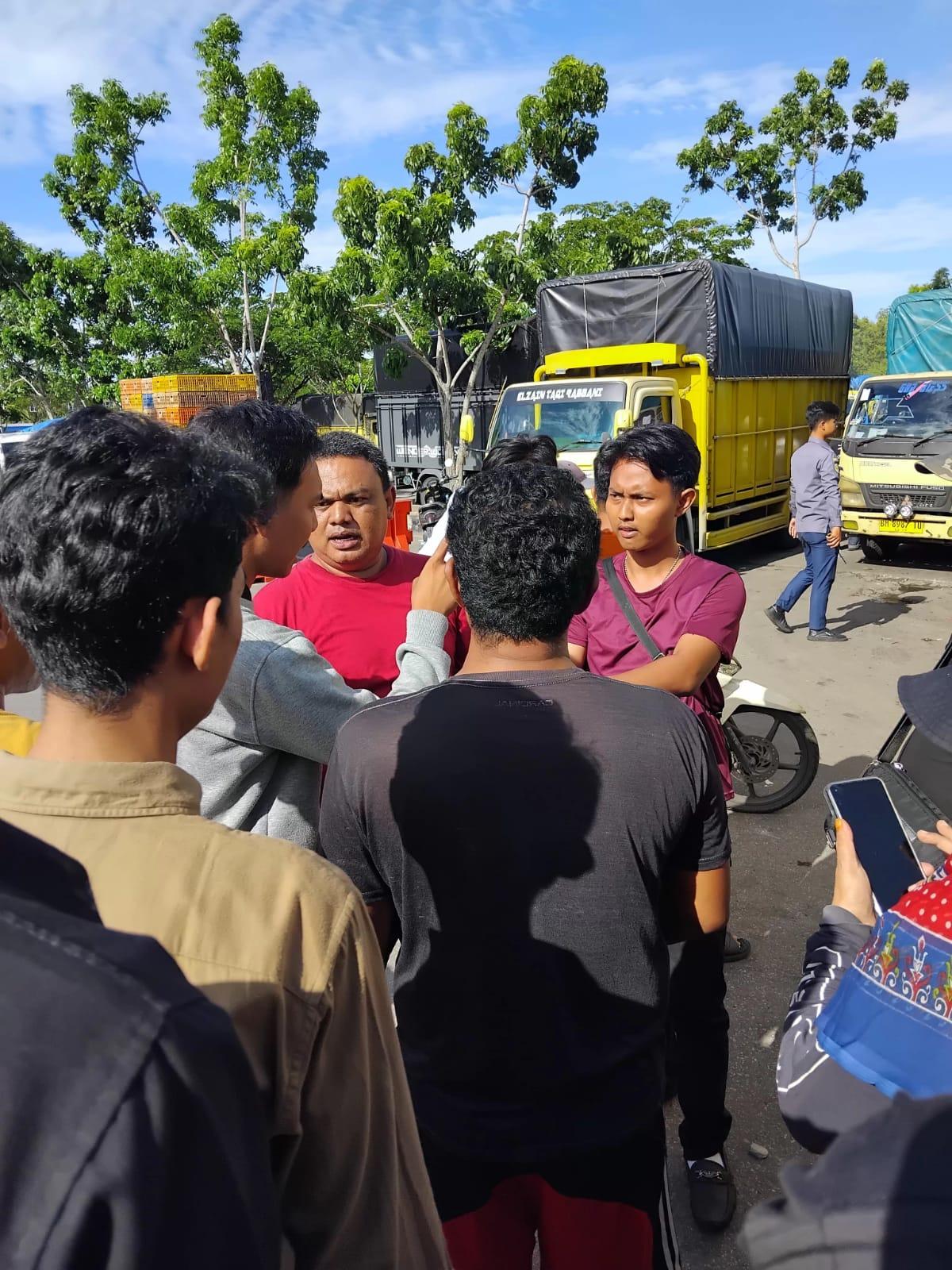 <b>Tak Ikuti Antrean, Antarpengguna Penyeberangan Ro-Ro Air Putih Bengkalis Ricuh</b>