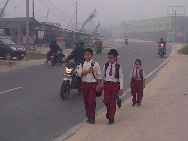 Kabut Asap Kembali ke Level Berbahaya, Orang Tua di Perawang Malah ”Biarkan” Anak ke Sekolah tanpa Masker