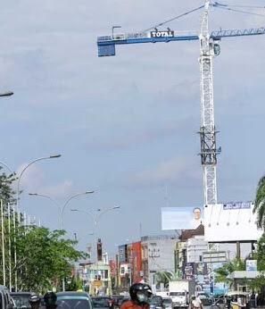<i>Crane</i> Tower di Simpang SKA Pekanbaru Ancam Nyawa Warga