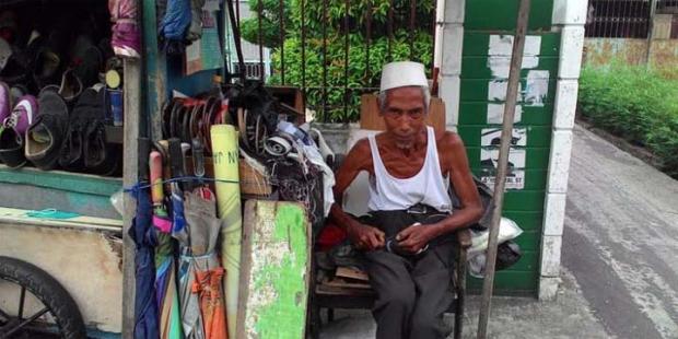 Pantang Dikasihani, Kakek 78 Tahun di Pekanbaru Tetap Kerja Keras Jual Jasa Sol Sepatu