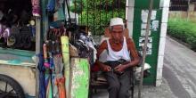 pantang-dikasihani-kakek-78-tahun-di-pekanbaru-tetap-kerja-keras-jual-jasa-sol-sepatu