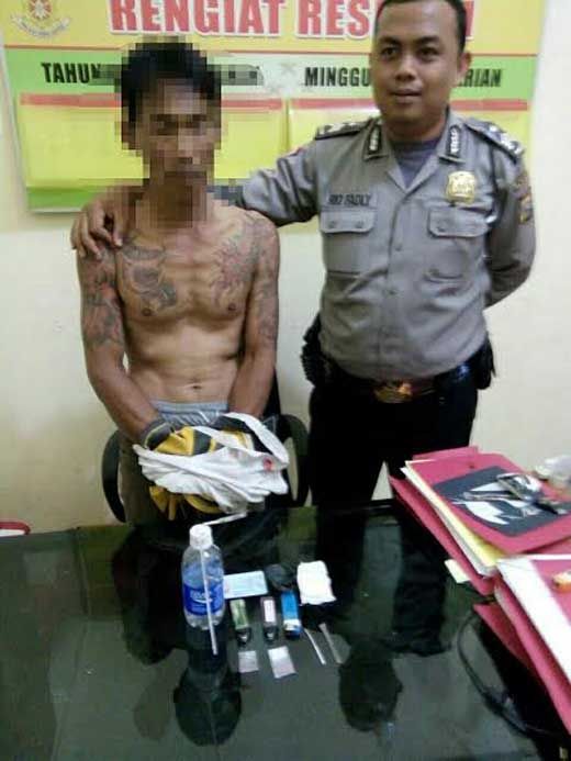 Santai Isap Sabu, Pria Penuh Tato Warga Pekanbaru Ditangkap di Pelalawan