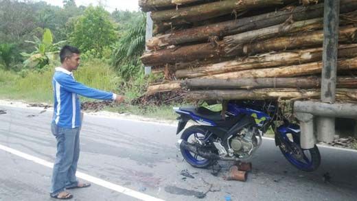 Sepeda Motor Tabrak Truk Mogok Bermuatan Kayu Balak di Jalur Siak-Pelalawan, Seorang Tewas di Puskesmas