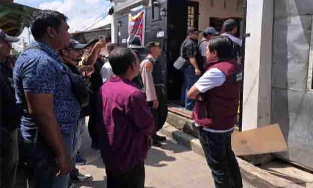 <b>Aparat Gabungan Ditresnarkoba Polda Riau dan Polres Dumai Geledah Rumah Tersangka Narkoba</b>