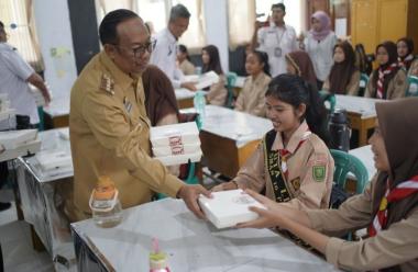 bpj-gubernur-riau-tinjau-simulasi-program-makan-siang-bergizi-dan-gratis-di-dua-slta-di-kota